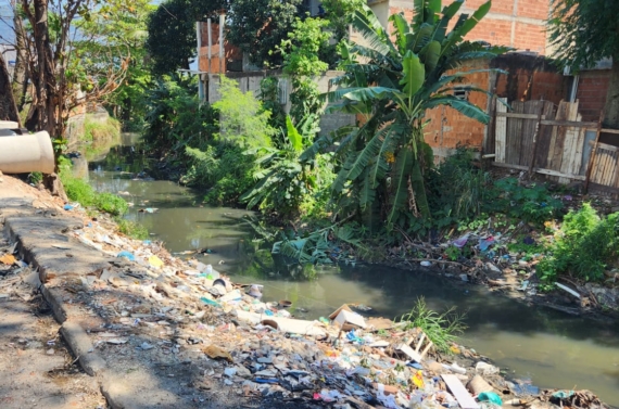 água contaminada com esgoto