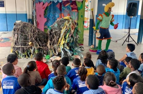Peça nas escolas